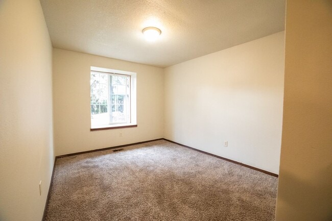 Building Photo - 3 Bedroom Home on Cul-De-Sac