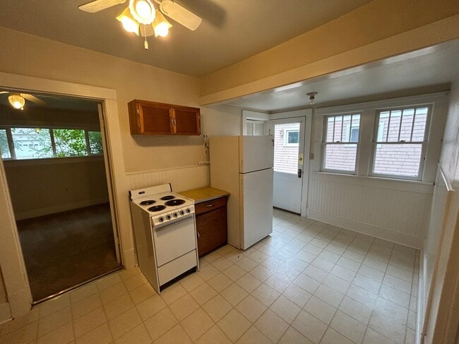 Building Photo - Charming 2 bedroom 1 bath home!