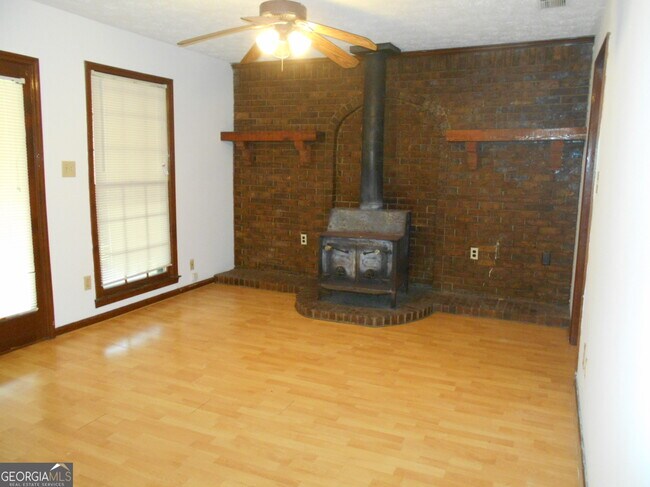 Building Photo - 551 Racetrack Rd
