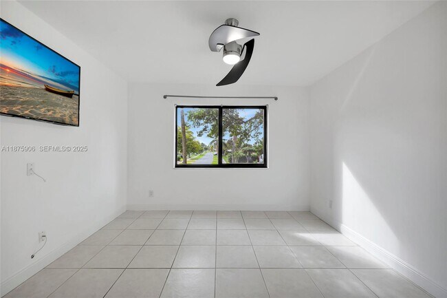 Building Photo - 126 S Cypress Rd