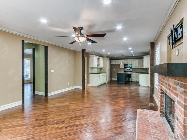 Building Photo - 1815 Chelsea Dr