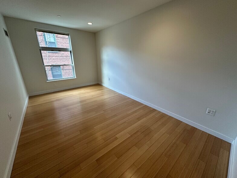 Building Photo - 599 Albany St