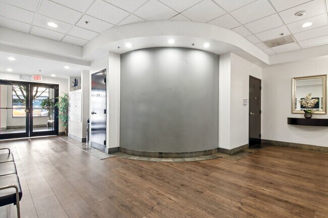Building Photo - 106 S Ridgeland Ave