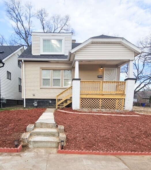 Front yard - 16634 Lilac St