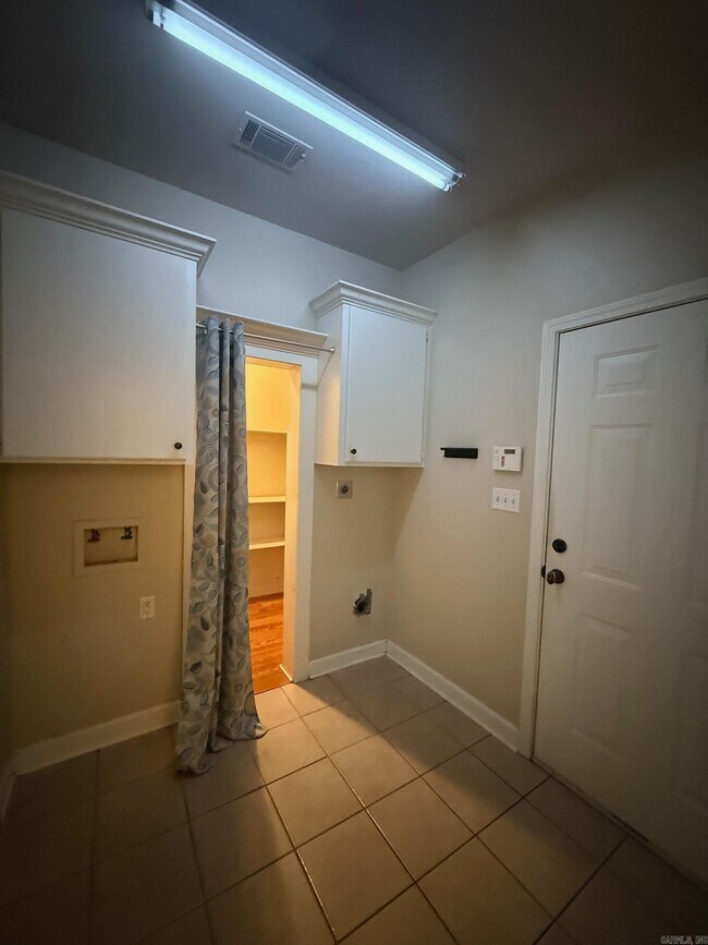 Building Photo - 8705 Wingate Dr
