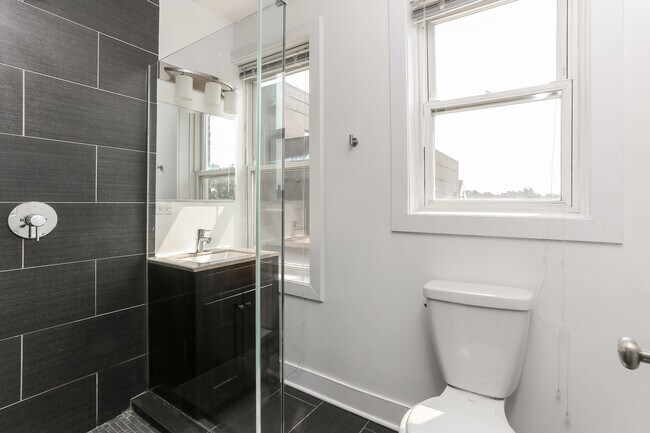 Building Photo - 2647 W Potomac Ave