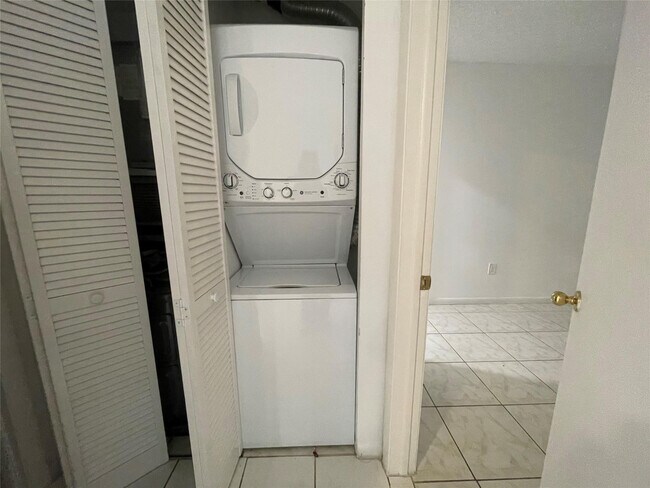 Building Photo - 6040 Shaker Wood Cir