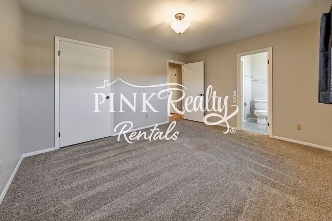 Building Photo - Nice 4 Bedroom Close to Peterson AFB and S...