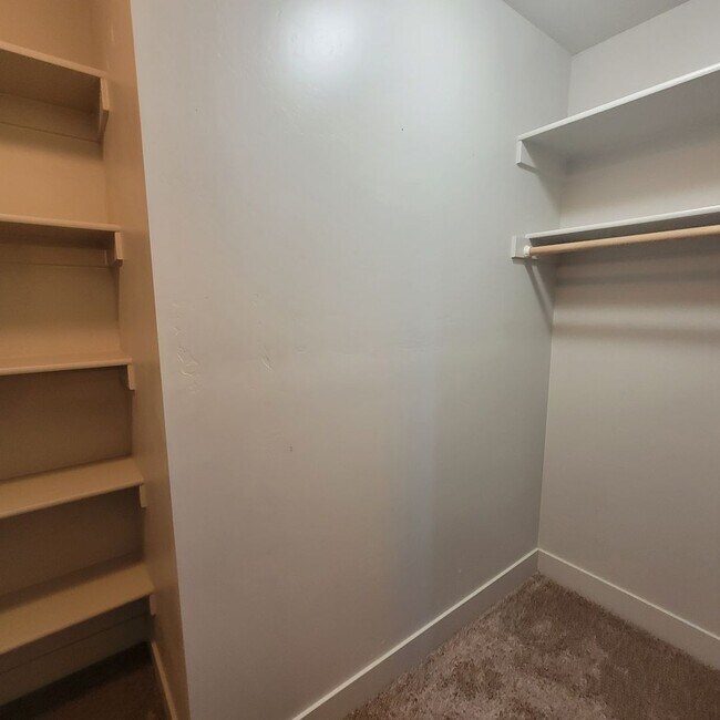 Building Photo - Spacious Modern Townhome