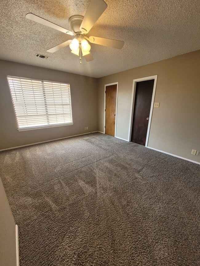 Building Photo - 3 bed 2 bath and 2 car garage!