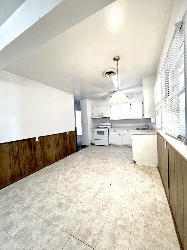 Building Photo - 2904 S Fairfield St