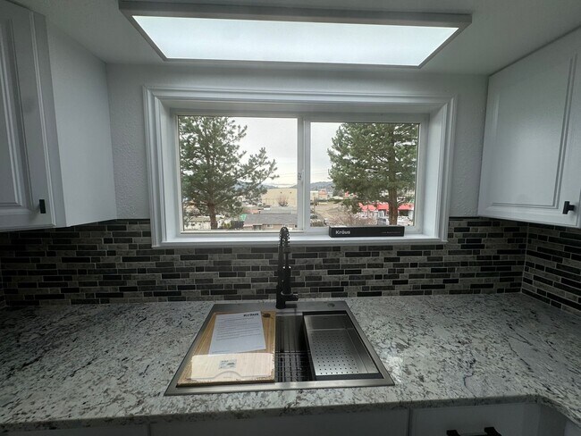 Building Photo - Updated 3 bedroom house