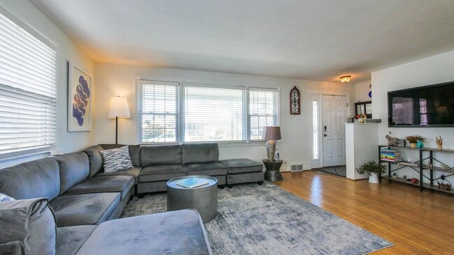 Building Photo - 410 N Mansfield Ave