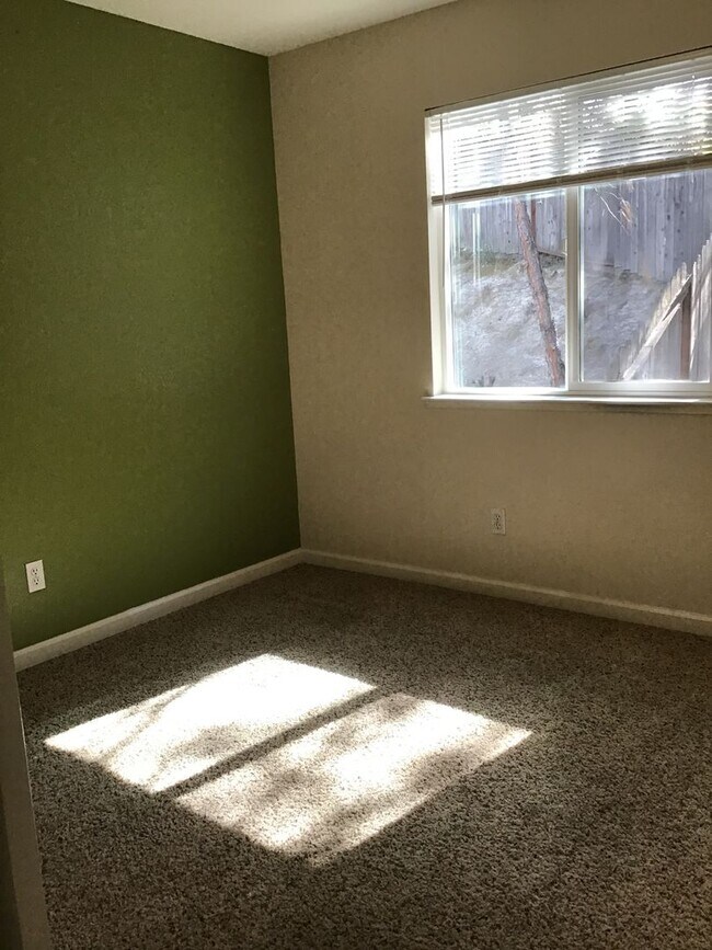 Building Photo - Condo in Diamond Springs