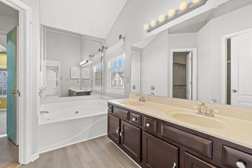 Building Photo - 305 Hidden Falls Ct