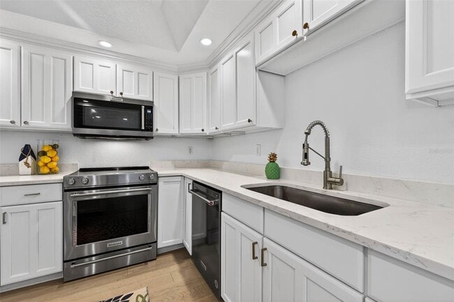 Building Photo - 922 N Shore Dr NE