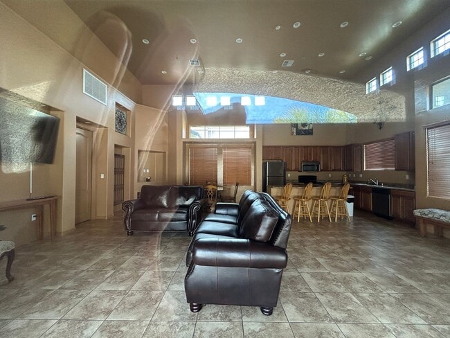 Building Photo - 955 E Knox Rd