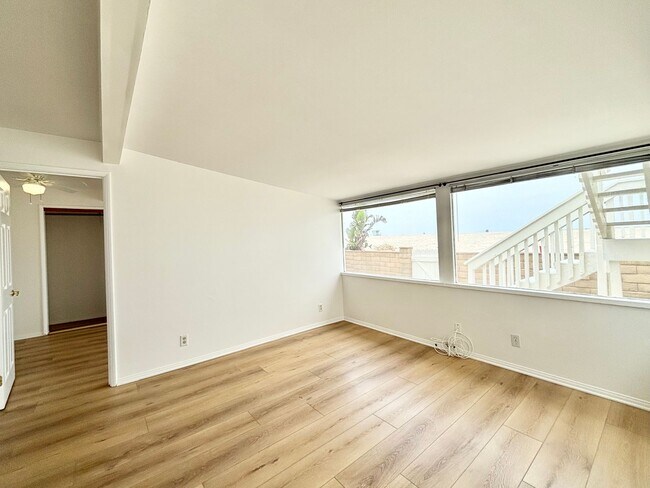 Building Photo - 4027-4029 Ocean Dr