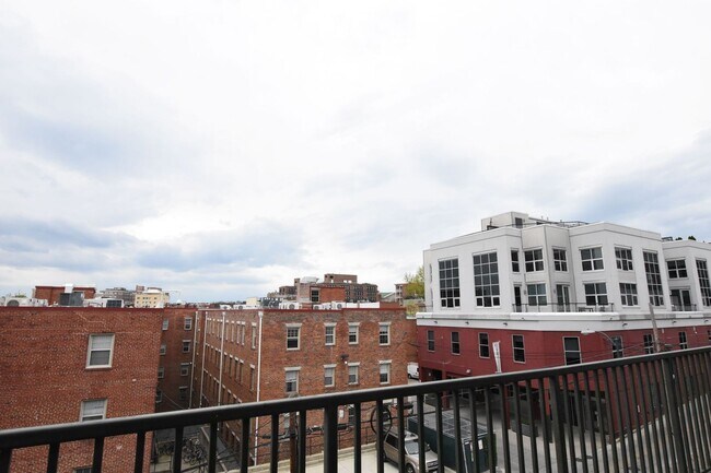 Building Photo - Chic, Contemporary 1 BD 1.5 BA Condo in the Mount Pleasant neighborhood of NW DC!!
