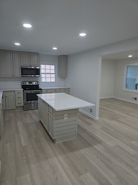 Building Photo - 2347 Greenway Dr