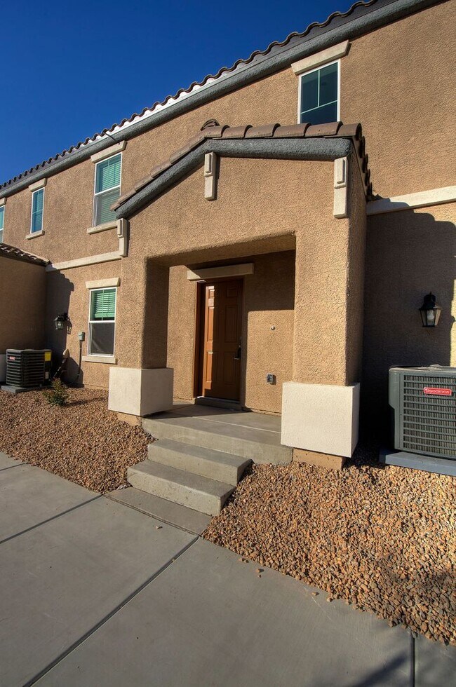 Building Photo - Newer Townhome - 3 Bedrooms + 2 Car Garage - E Craig & Nellis