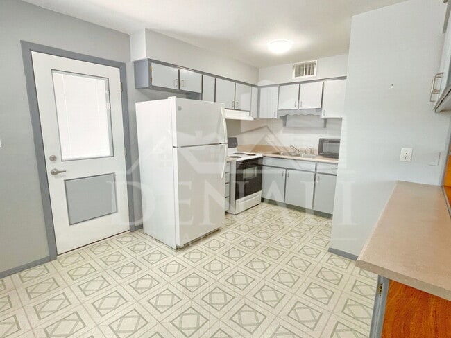 Building Photo - 1515 W Huntington Dr