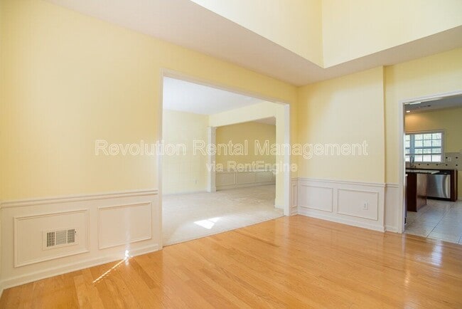 Building Photo - 11655 Crossington Rd