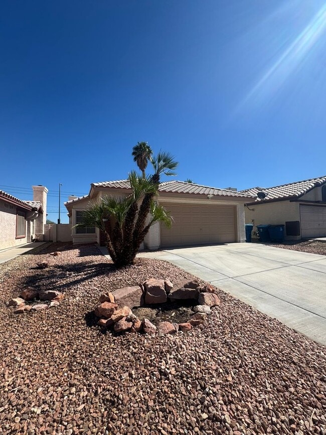 Building Photo - Beautifully Renovated 2 Bed Single Story Home