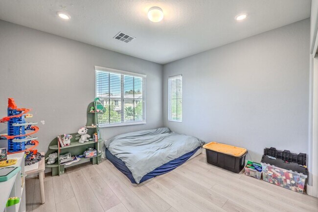 Building Photo - Elegant 5-Bedroom Henderson Home in the Heart of Green Valley