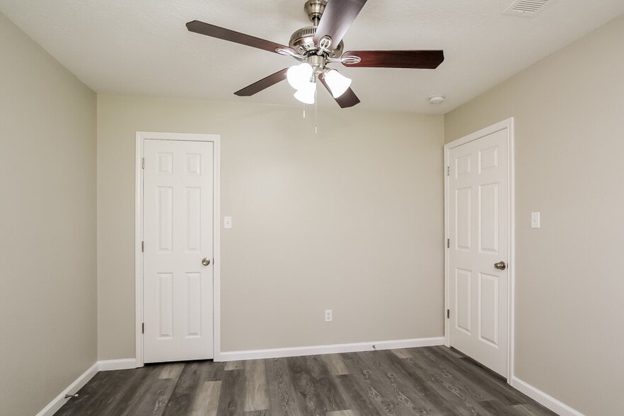Building Photo - 1528 Glen Oaks Dr