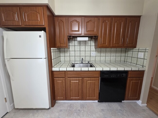 Building Photo - 2440 Maywood Dr