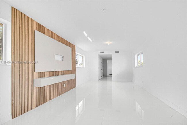 Building Photo - 425 SW 129th Ave