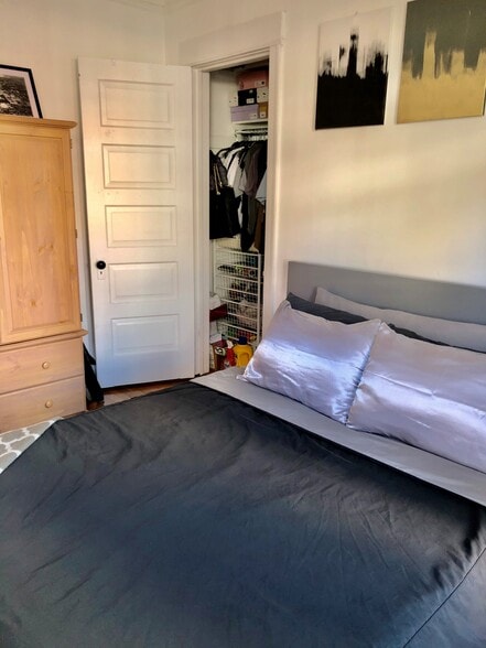 Building Photo - 1916 N Lincoln Park W