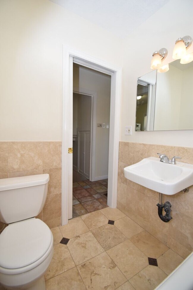 Building Photo - Cute 3 Bed 2 Bath Home in Sugarhouse!!!