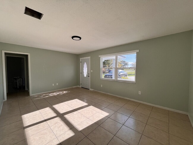 Building Photo - 2-bedroom, 2-bathroom Apartment