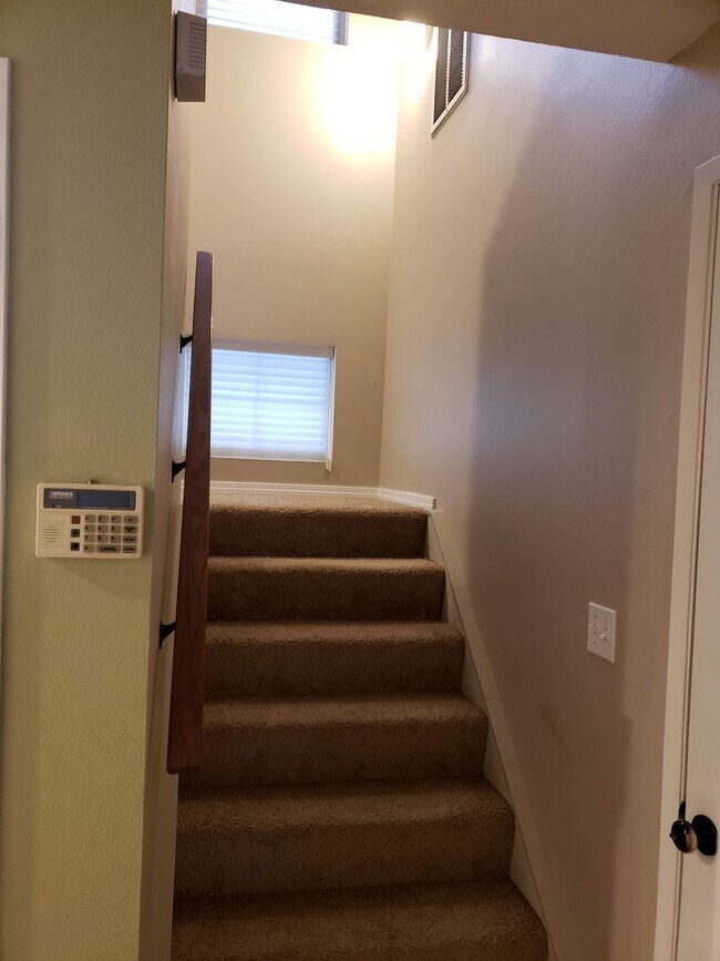 Building Photo - Beautiful Three Bedroom Centrally Located!