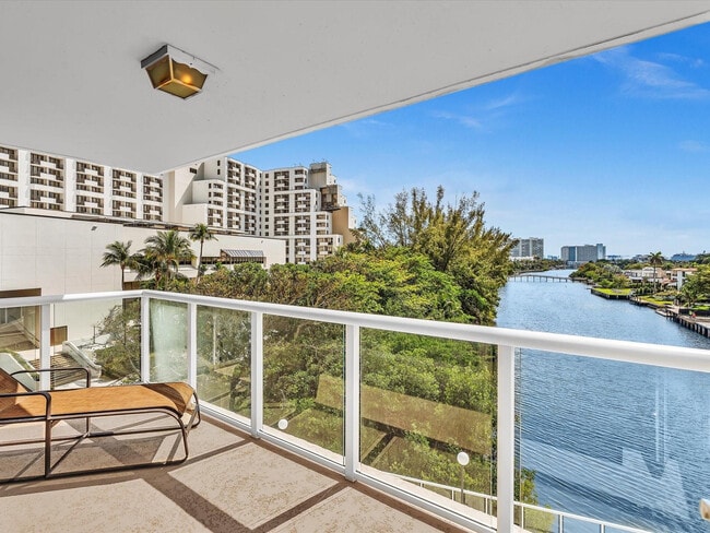 Building Photo - 3000 Holiday Dr