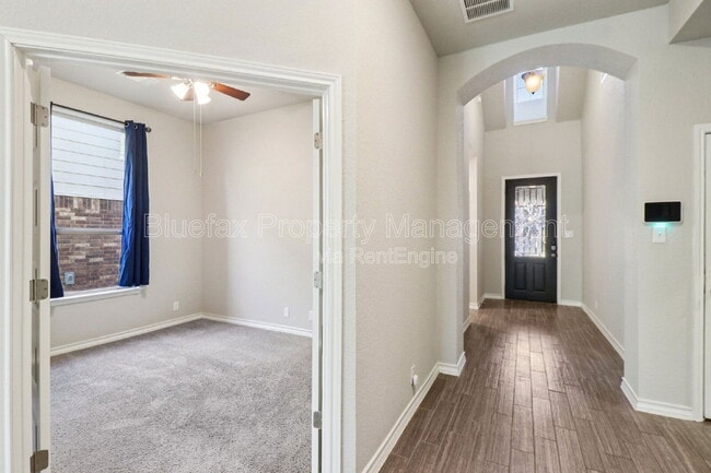 Building Photo - 10208 High Noon Dr