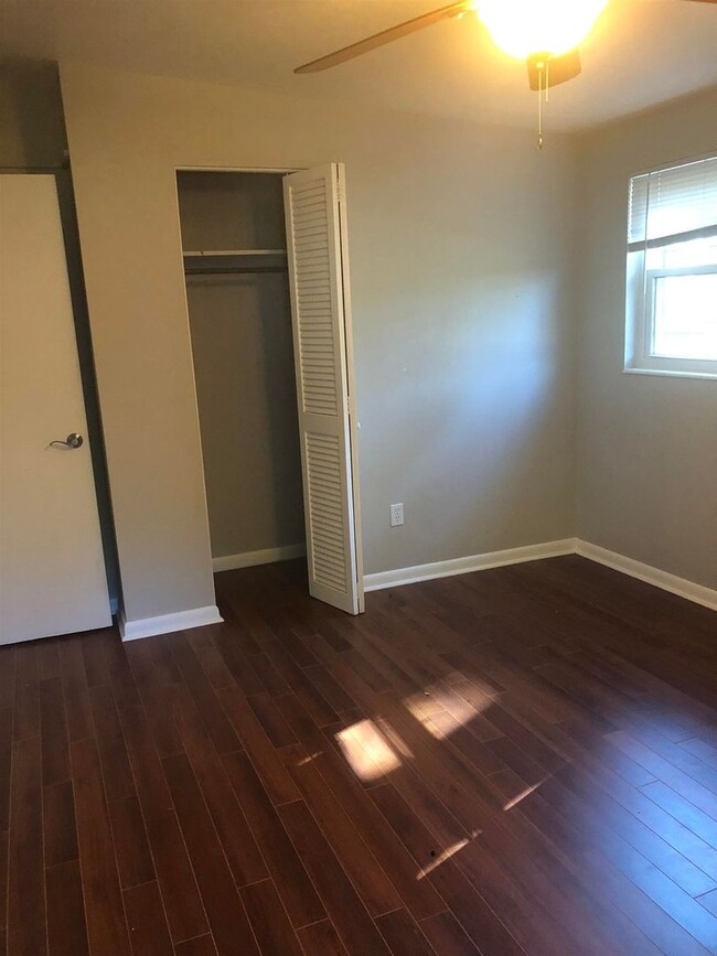 Building Photo - 4 Bedroom 2 Bath
