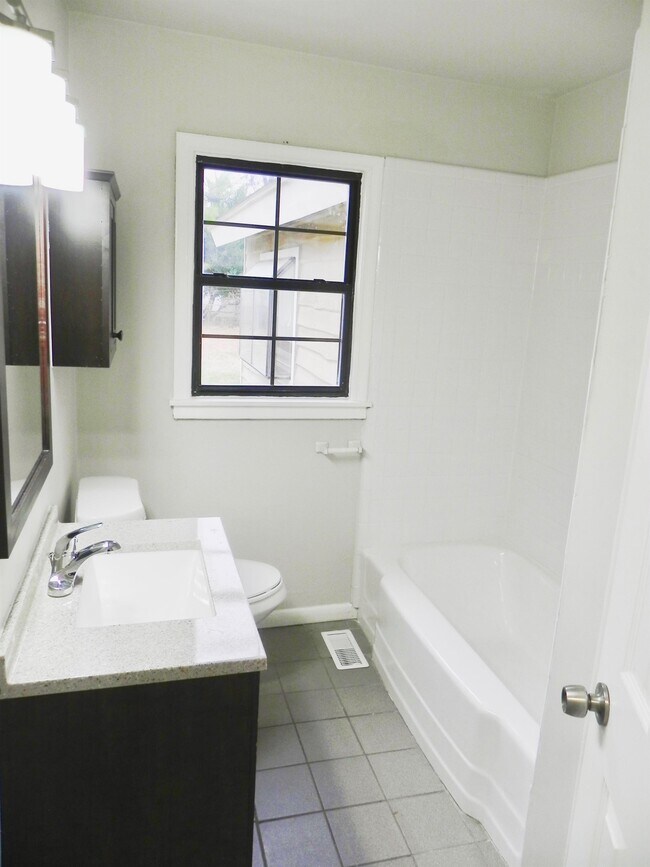 Building Photo - 4248 S Cincinnati Ave