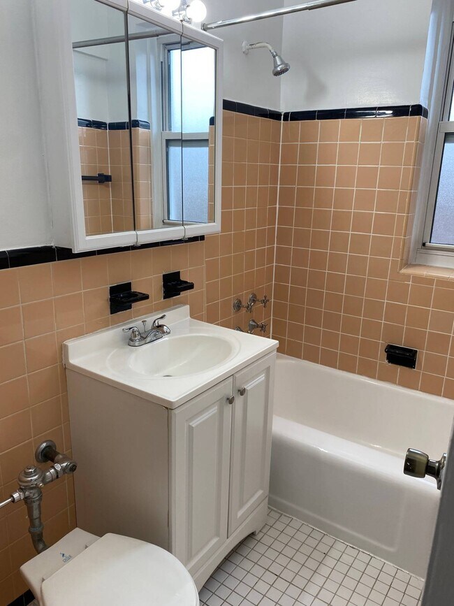 Building Photo - 88-10 35th Ave