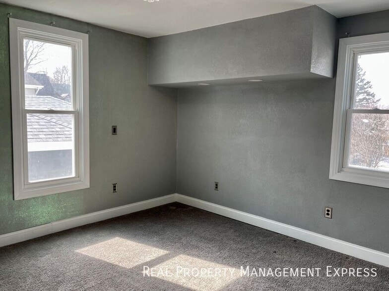 Building Photo - 115 S Grange Ave