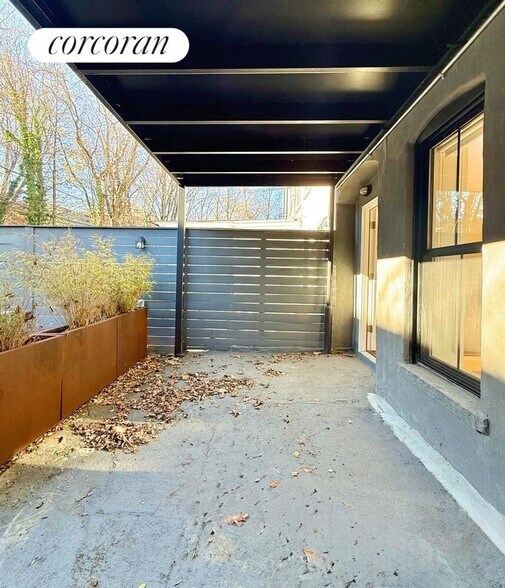 Building Photo - 938 Putnam Ave