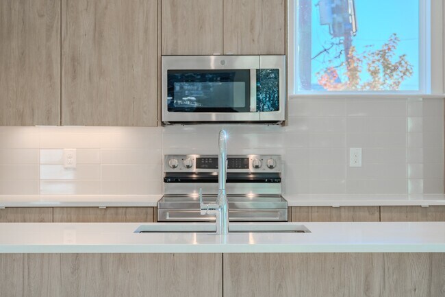 Building Photo - 4911 Belmont Ave