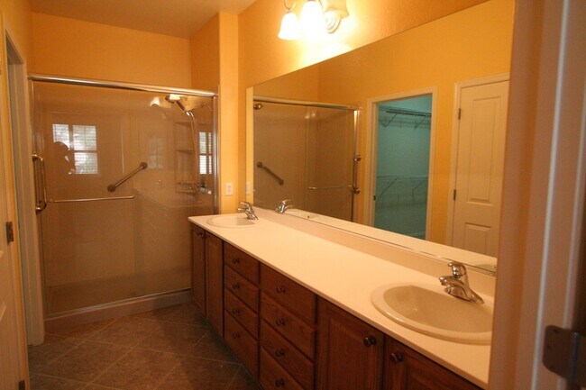 Building Photo - 2 bed w/den, 2 bath, 2 car single story house