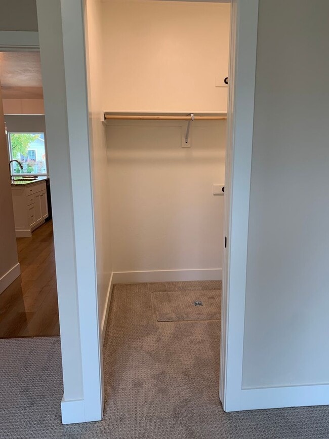 Building Photo - 3 Bedroom 2 Bath Single Family home with L...