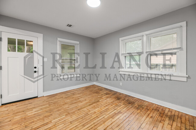 Building Photo - 119 S Custer Ave