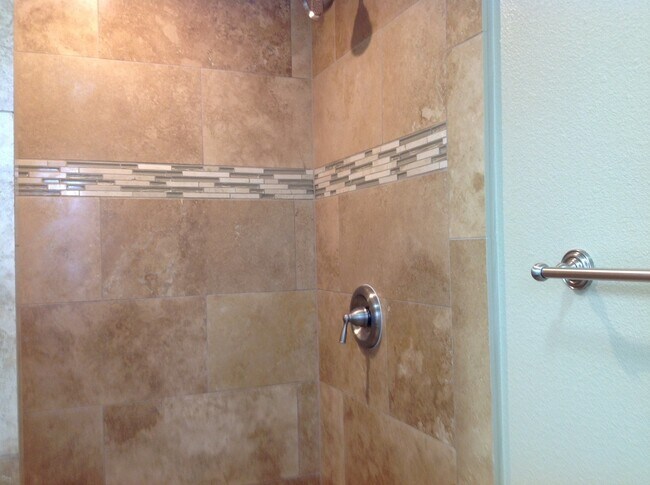 Building Photo - Gorgeous Remodel - North Austin Home!