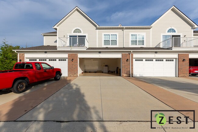 Building Photo - Beautiful 3 Bedroom Townhouse w/ Attached ...