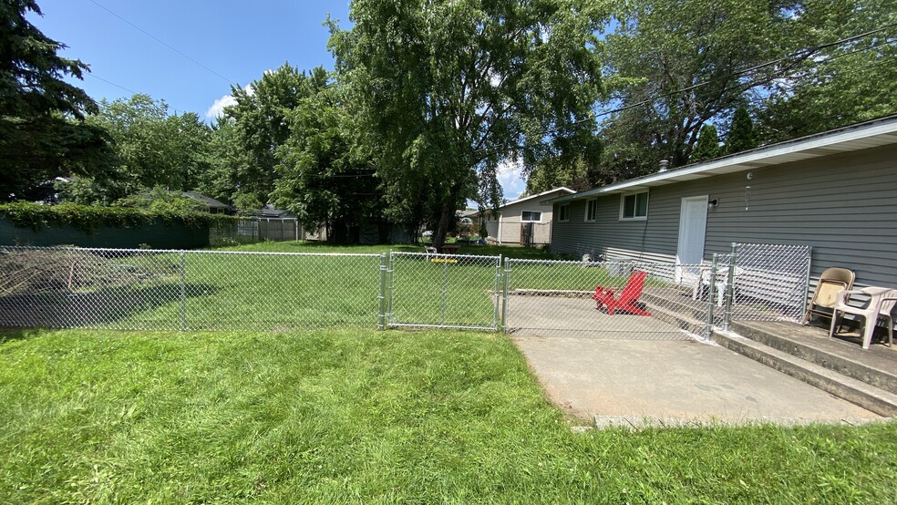 Fully fenced backyard - 3292 Marthas Ln